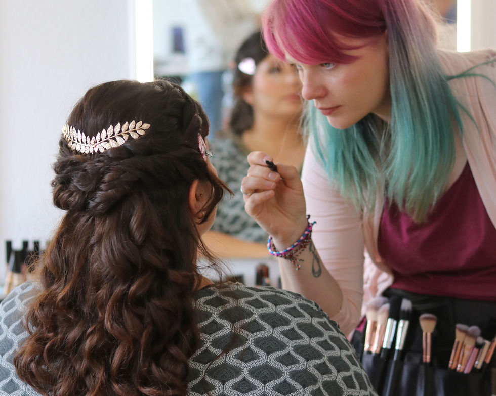 Schminken, Makeupartist, Maskenbildnerin, bunte Haare, Makeup