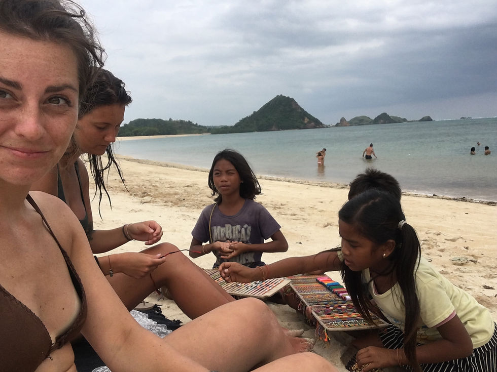 Kuta beach s deckami