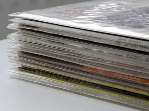 The impact of plastic sleeves on record covers