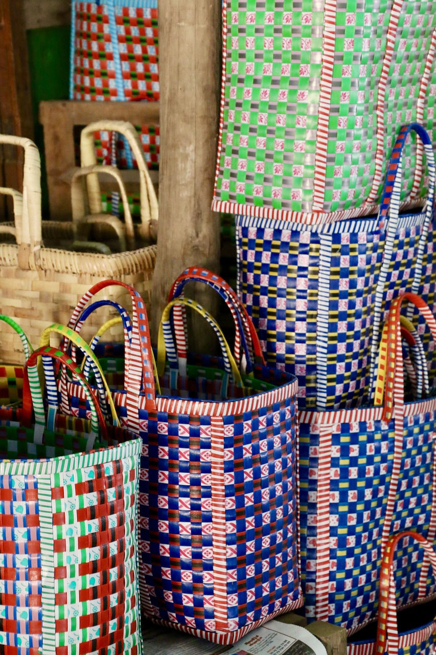 Sammlung von afrikanischen oder asiatischen, indischen handgemachten Taschen