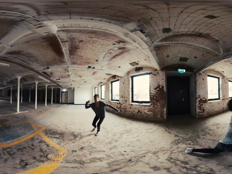 Dis_place: Reflections on Creating Mixed Reality Performance using Virtual Reality Technologies 