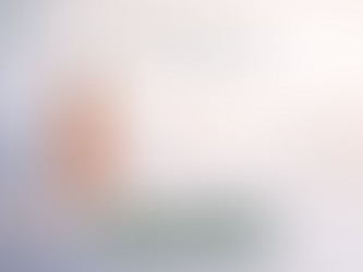 mulher caminha serena pelo horizonte