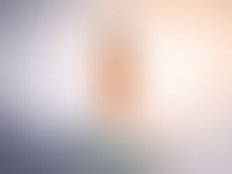 mulher segura um pacote e aparenta caminhar sobre as águas com um olhar sereno