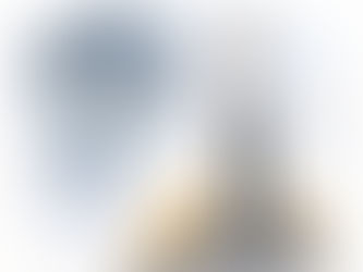 desenho de homem de pé em meio a tempestade