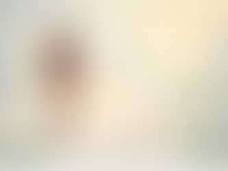 Homem caminhando por caminho simbólico em cenário minimalista, representando protagonismo, autoconhecimento e crescimento pessoal.