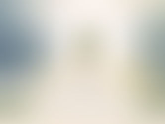 Homem segue seu caminho enquanto vultos ao redor se dissipam.