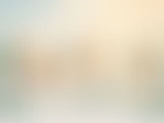 Pessoas conectadas por gestos de ajuda em caminho compartilhado, simbolizando cooperação e crescimento coletivo.