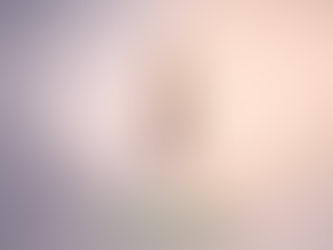 Homem caminhando sereno rumo à claridade