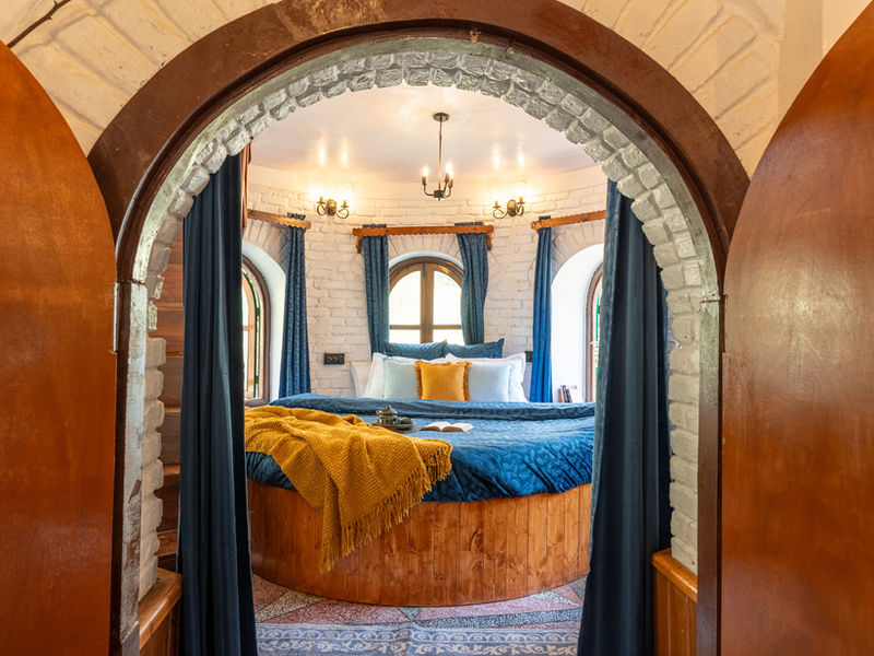 Glenbrook Castle, Tirthan Valley property 1