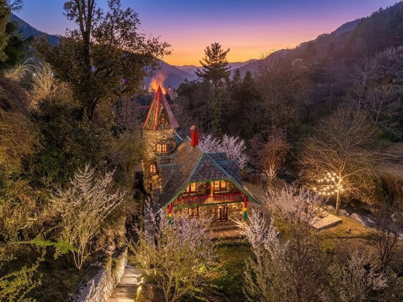 Glenbrook Castle, Tirthan Valley
