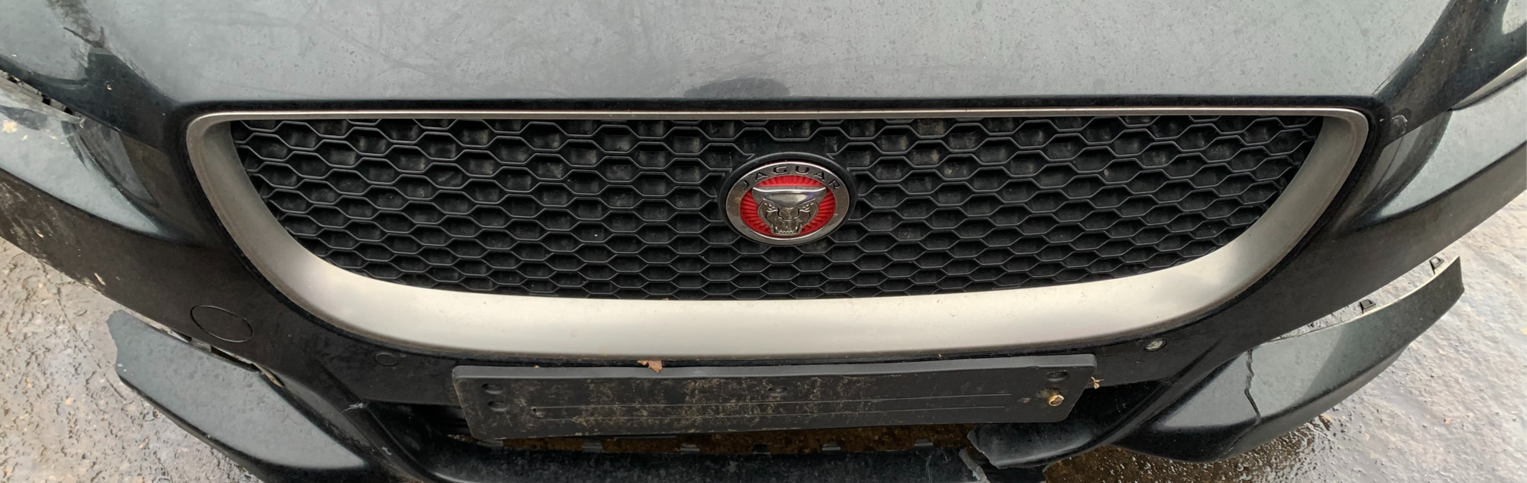 JAGUAR XE FRONT GRILLE ASSEMBLY (BLACK MESH,CHROME SURROUND) T4N12528