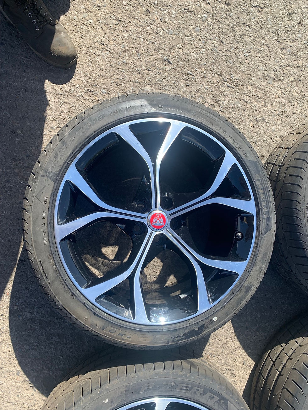 Miniaturbild: JAGUAR F-TYPE SET OF 19INCH WHEELS WITH TYRES (REFURBISHED WHEELS)