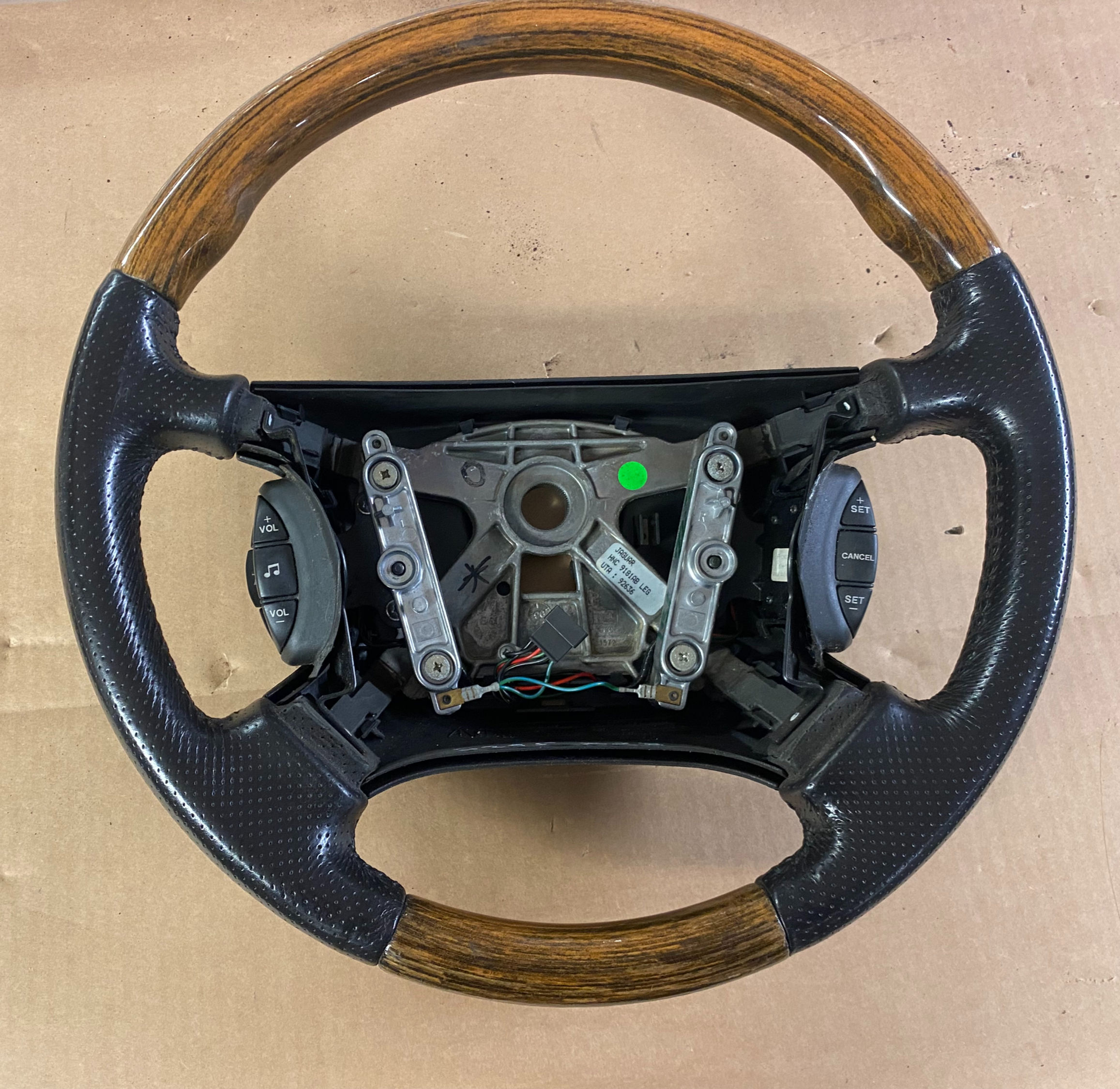 XK8/XKR STEERING WHEEL (HAS CRUISE CONTROL) (W/OUT BAG)