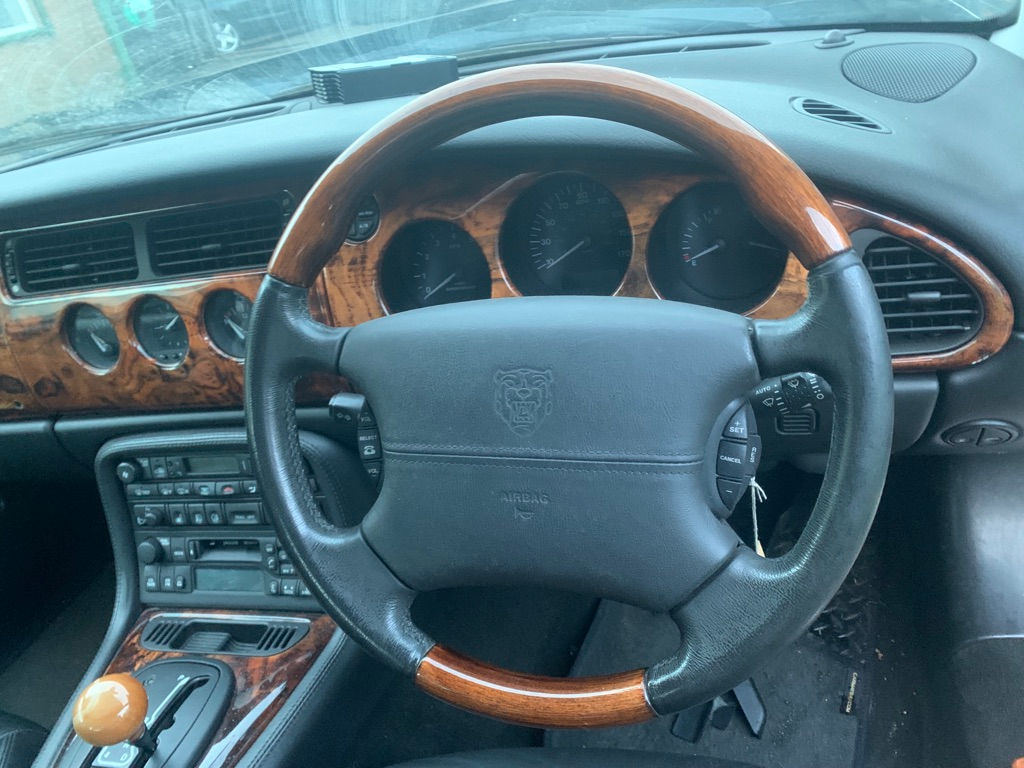 XK8/XJ8 Steering Wheel (Without Drivers Airbag) (Black leather with wood)