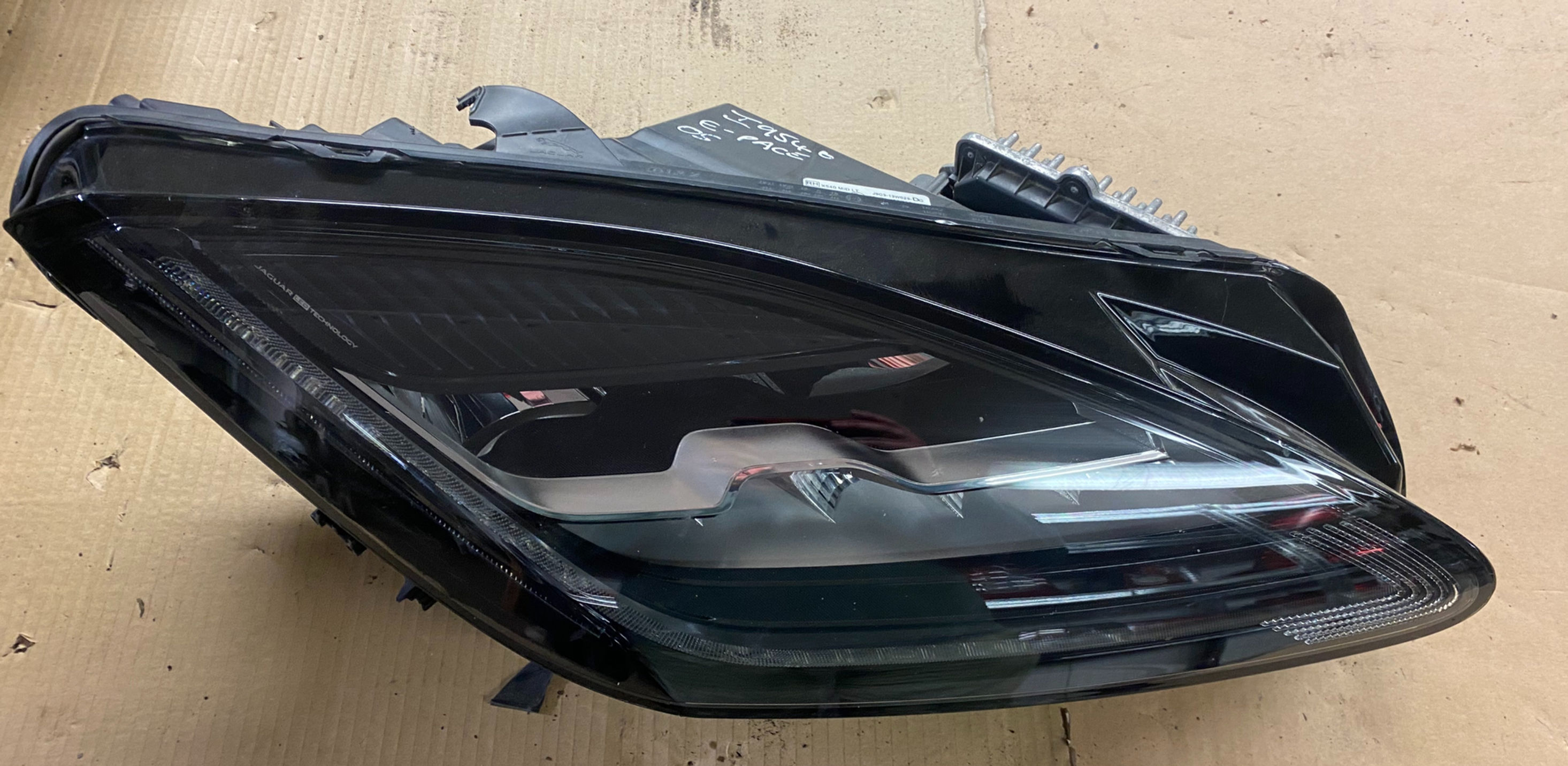 JAGUAR E-PACE RH HEADLAMP ASSEMBLY (LED) J9C313W029DC (BROKEN BRACKETS)