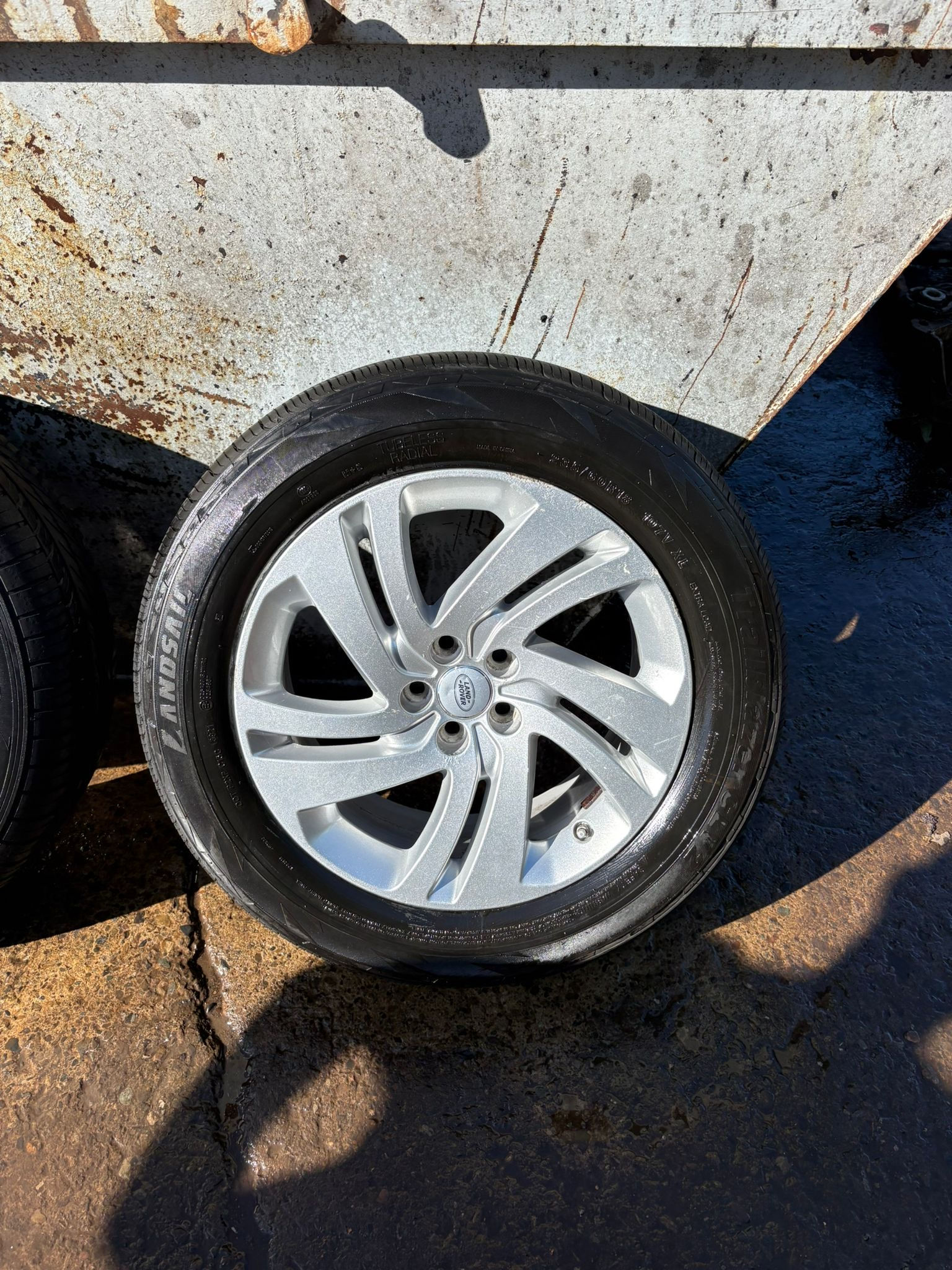 NEW RANGE ROVER EVOQUE (L551) SET OF 18" WHEELS WITH TYRES (USED) K8D21007CA