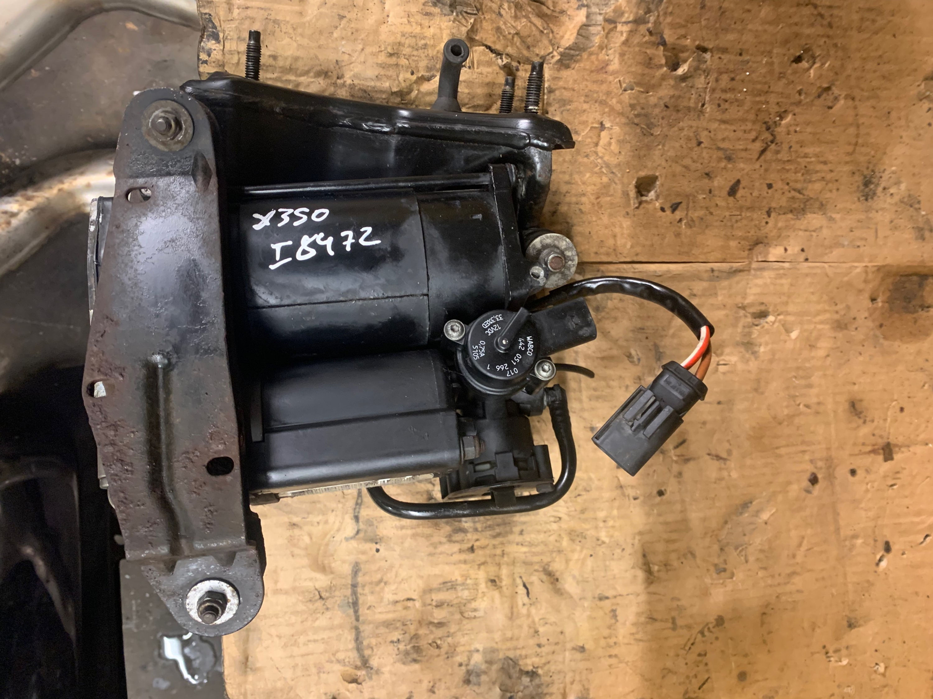 XJ X350 Air Suspension Compressor 