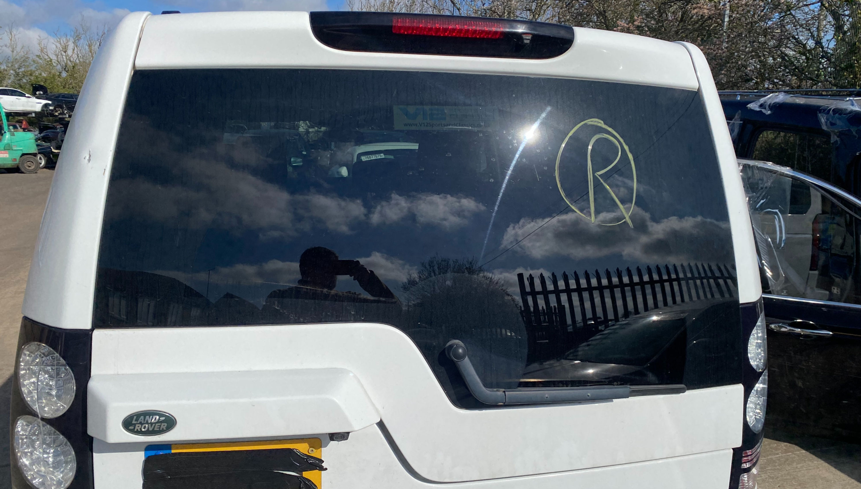 LAND ROVER DISCOVERY 4 UPPER TAILGATE LR045549 FUJI WHITE NER (CAMERA NOT INCL)