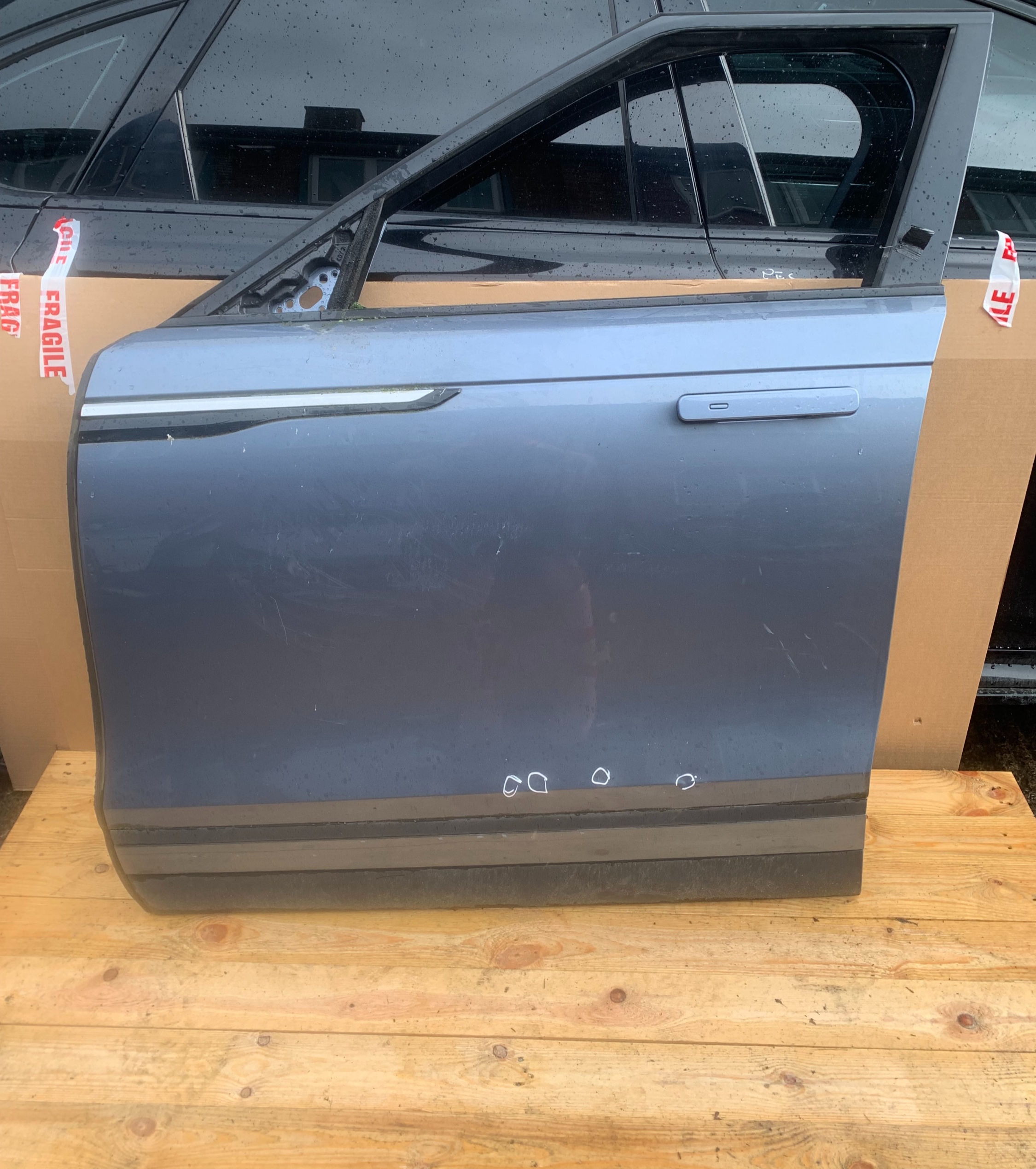 RANGE ROVER VELAR NSF DOOR ASSEMBLY *29 (SLIGHTLY DAMAGED)