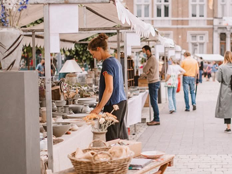 Marché de la Céramique d’Andenne 2026 avec stands artisanaux et visiteurs dans le centre-ville