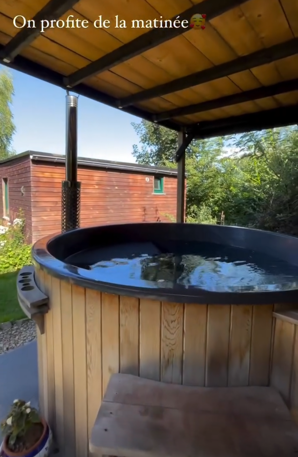 Spa privé extérieur en bois dans le jardin de l'hébergement insolite Temps 1solite.