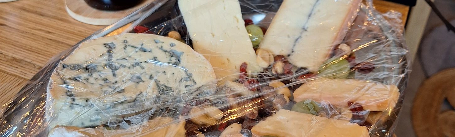 Assortiment de fromages belges, une des options gourmandes disponibles à la location insolite Temps 1solite.