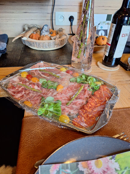 Plat de charcuteries fines proposé dans la formule repas Temps 1solite pour un dîner romantique.