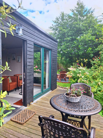 Espace extérieur et terrasse privée de notre lodge insolite près de Namur, idéal pour une escapade romantique au calme dans les Ardennes belges.