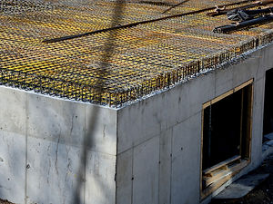 les maisons construites en béton d'acier armé sont résistantes aux tremblements de terre et peuvent avoir plusieurs étages.