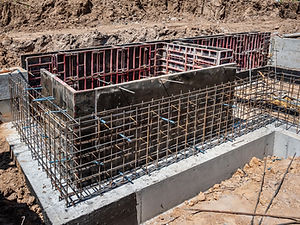 Planches de coffrage de murs sur fondations.