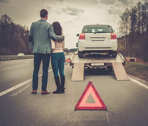 Un couple fait remorquer son véhicule