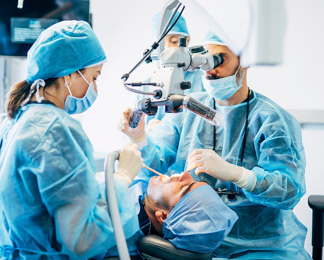 Des chirurgiens dentistes au bloc opératoire