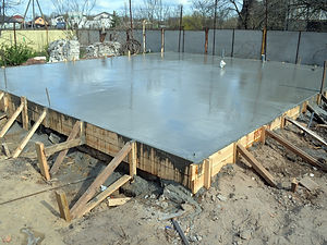 Coffrage en bois avec armature métallique pour couler du béton et créer une fondation solide pour un bâtiment ou une clôture. Processus de construction