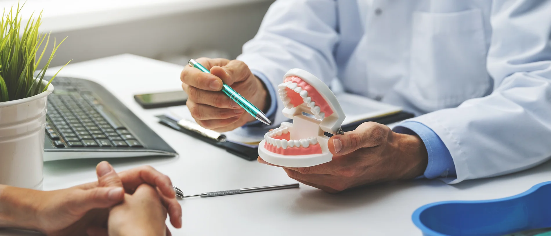 Un médecin présente une prothèse