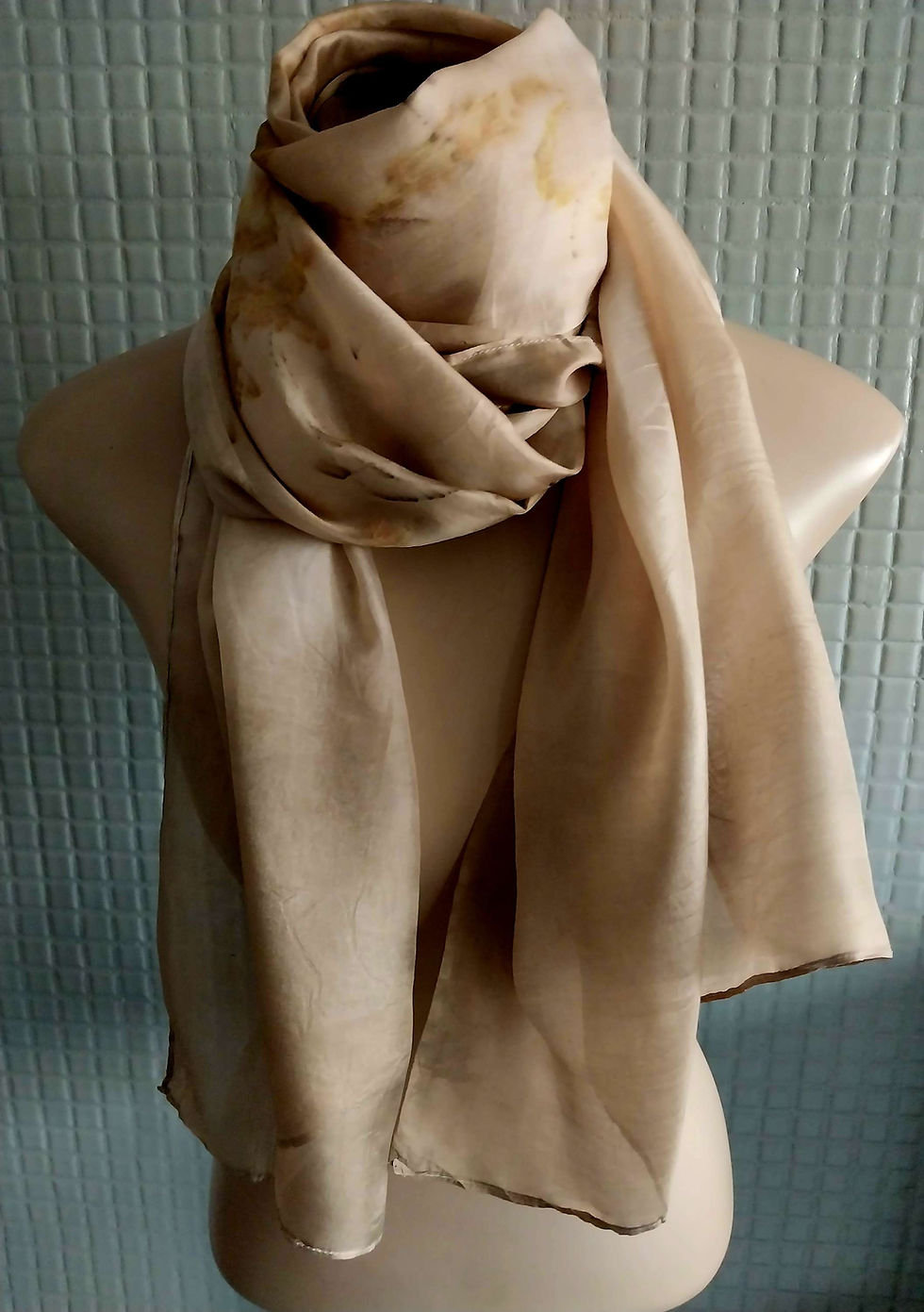 Miniatura: ECHARPE EM SEDA PURA GREVILHA E CASUARINA