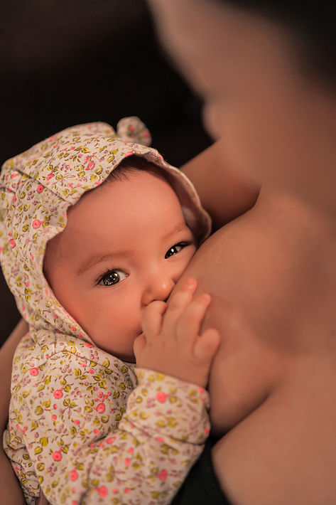 puericultora, mujer amamantando, lactancia materna, leche materna