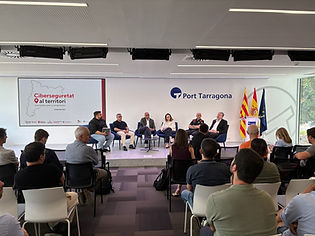 Tarragona ha acollit una nova sessió del cicle "Ciberseguretat al territori", una iniciativa impulsada per diverses entitats de l'ecosistema català amb l'objectiu d'apropar la ciberseguretat a les empreses i organitzacions del territori. La jornada ha servit per compartir experiències, reflexionar sobre els principals riscos digitals i oferir eines pràctiques per reforçar la resiliència empresarial.