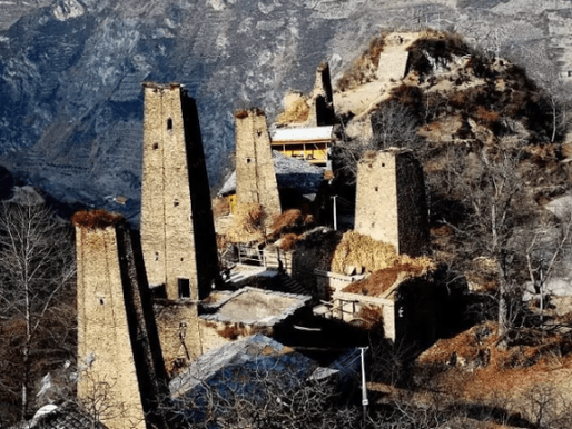 Les tours de l'ethnie Qiang (羌族碉楼 qiāngzú diāolóu)