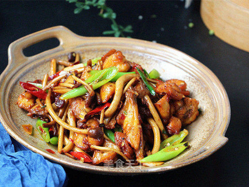 La poêle sèche des champignons de théier 干锅茶树菇 (gànguō cháshùgū)