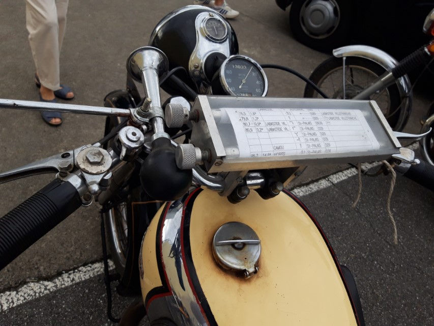 GPS-ancien-sur-moto-epoque-soupapesetpistons en balade chez les Blondes (12)