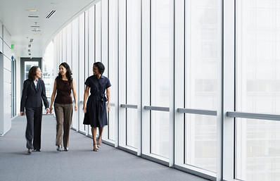 Femmes d'affaires marchant dans le coulo