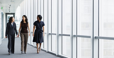 Mujeres empresarias caminando en el pasi