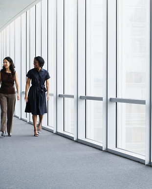Mujeres empresarias caminando en el pasi