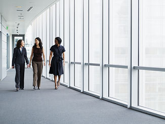 Mujeres empresarias caminando en el pasi