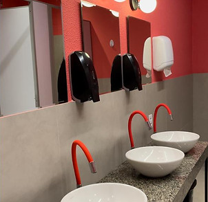 Vestiários com pias, vasos sanitários e chuveiros