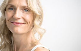 Mulher loura de sorriso