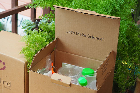Kit de experimentos científicos en Costa Rica, es una caja con materiales para hacer experimentos en casa durante 8 semanas, puede ser usado individualmente o en centros educativos.