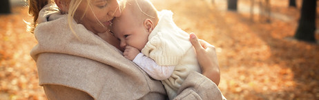 La madre y el bebé en otoño
