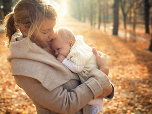 Mère et bébé à l'automne