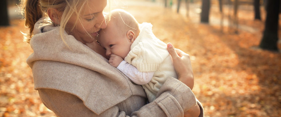 Madre e bambino in autunno